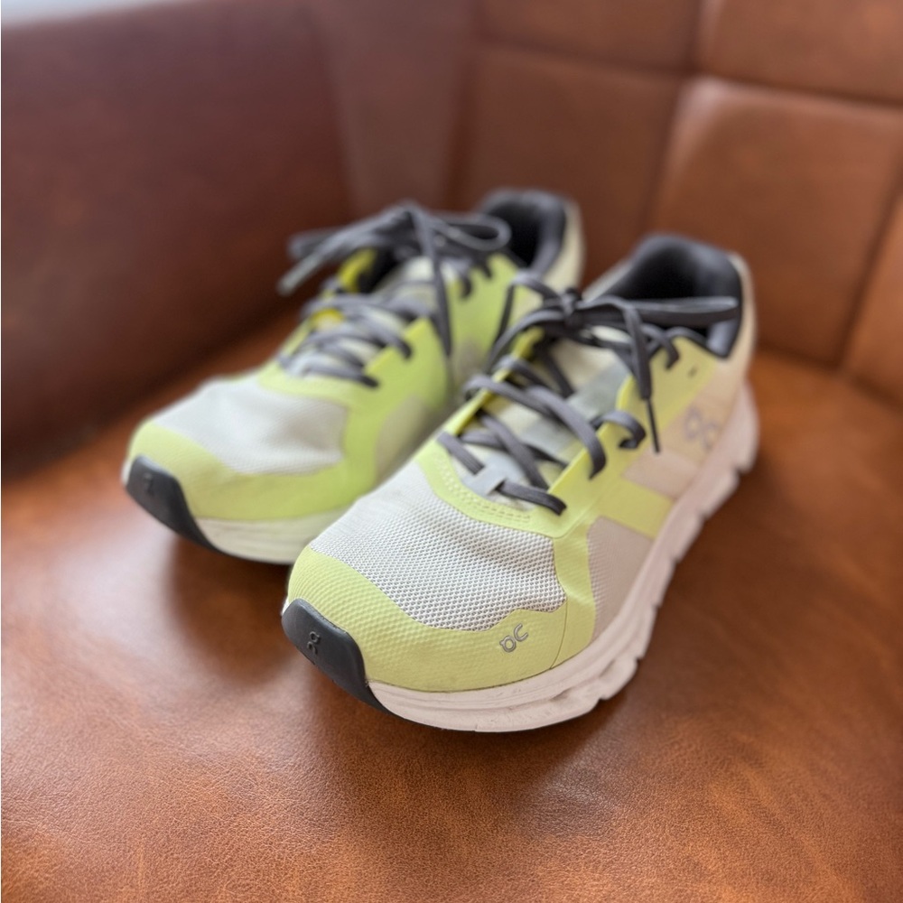 On cloudrunner women shoes